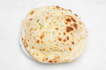 Garlic naan indien – pain indien traditionnel à l’ail, spécialité traditionnelle de la cuisine indienne, photographie culinaire vue du dessus