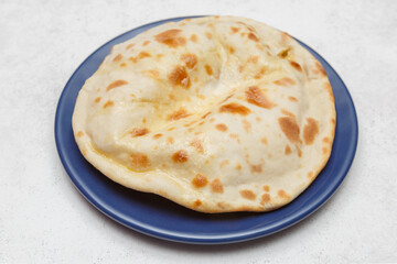 Pain indien au fromage (cheese naan) – spécialité de la cuisine indienne, photographie culinaire appétissante vue du dessus