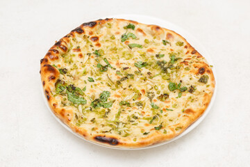 Garlic naan indien – pain indien traditionnel à l’ail, spécialité traditionnelle de la cuisine indienne, photographie culinaire vue du dessus