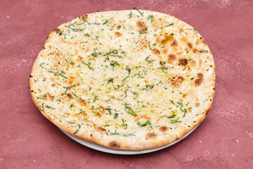 Garlic naan indien – pain indien traditionnel à l’ail, spécialité traditionnelle de la cuisine indienne, photographie culinaire vue du dessus
