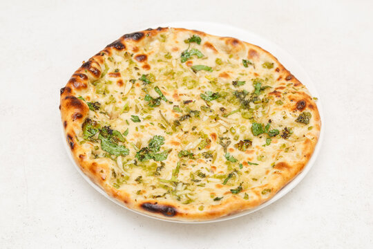 Garlic naan indien &ndash; pain indien traditionnel &agrave; l&rsquo;ail, sp&eacute;cialit&eacute; traditionnelle de la cuisine indienne, photographie culinaire vue du dessus