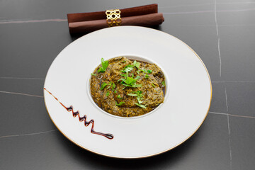 Palak Paneer – plat végétarien indien à base de fromage indien (paneer), d’épinards, de sauce tomate, et des épices. Cuisine traditionnelle indienne. 