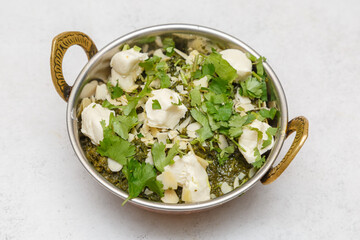 Palak Paneer – plat végétarien indien à base de fromage indien (paneer), d’épinards, de sauce tomate, et des épices. Cuisine traditionnelle indienne. 