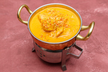 Poulet Shahi Korma – plat indien royal à base de poulet cuit dans une sauce crémeuse aux noix de cajou et épices. La cuisine indienne authentique. 