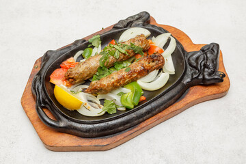 Poulet (Chicken) Shashlik – brochettes de poulet mariné aux épices indiennes, grillé et servi avec légumes. Plat indien typique. Plat populaire de la cuisine indienne