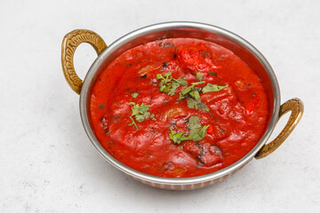 Poulet Tikka Masala – plat indien traditionnel à base de poulet mariné dans une sauce crémeuse aux épices. Chicken Tikka Masala. Photographie culinaire.
