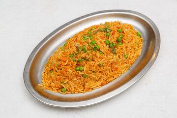 Riz Pulao indien aux petits pois et carottes – plat végétarien coloré, photographie culinaire vue du dessus