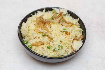 Riz Pulao indien aux petits pois et carottes – plat végétarien coloré, photographie culinaire vue du dessus