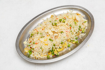 Riz Pulao indien aux petits pois et carottes – plat végétarien coloré, photographie culinaire vue du dessus