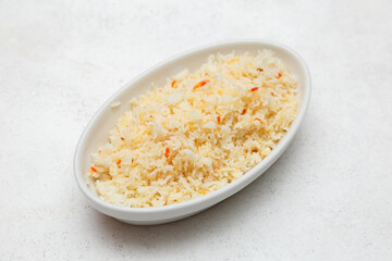 Riz basmati au safran – riz indien parfumé aux épices, photographie culinaire vue du dessus