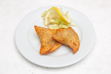 Samoussa indien – triangle de pâte frit farci, beignet salé typique de l’Asie centrale, photographie culinaire vue du dessus
