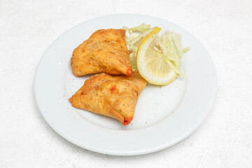 Samoussa indien – triangle de pâte frit farci, beignet salé typique de l’Asie centrale, photographie culinaire vue du dessus