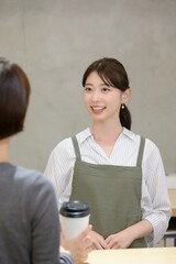 カフェで接客をする日本人の女性店員