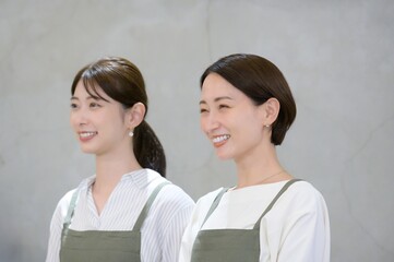 カフェで並んで笑顔の日本人女性