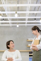 カフェで接客をする日本人女性店員