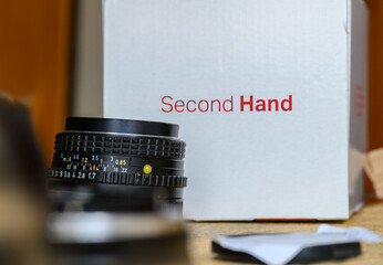 An- und Verkauf Karton, Sekund Hand Handel mit Fotoobjektiv