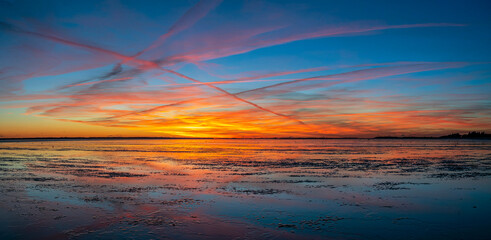 Panoramaaufnahme eines traumhaften Sonnenuntergangs an der Nordsee