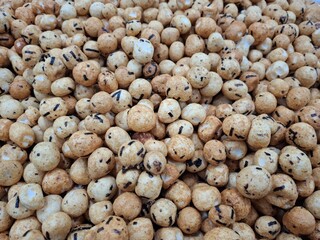 Savory coated peanut snack with seaweed sprinkles