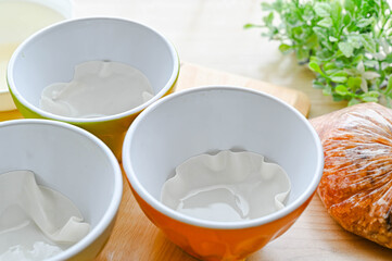 濡らした餃子の皮を容器に敷く