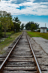 Obraz premium old railroad tracks leading from Punta Gorda, Florida, historic train station