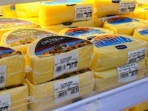 Prateleira de queijos variados em supermercado