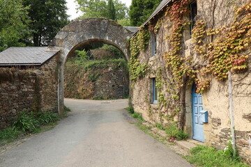Ancienne porte de ville, village de Rochefort en Terre, département du Morbihan, Bretagne, France