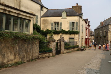 Vieille rue typique dans le village, village de Rochefort en Terre, département du Morbihan,...