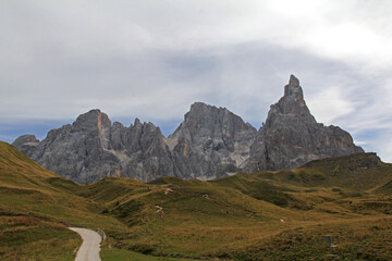Fototapeta premium cielo velato dietro le Pale di San Martino
