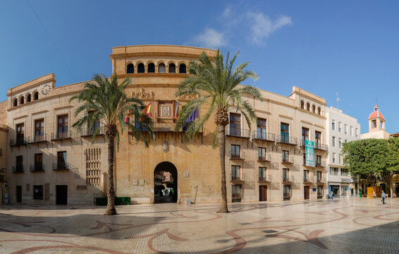 Ayuntamiento de Elche o Elx panor&aacute;mica de la Plaza de Baix , en Alicante , Valencia , Espa&ntilde;a