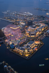 ブルーアワーに輝くコスモクロック21