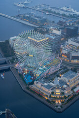 ブルーアワーに輝くコスモクロック21