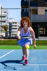 Obraz premium Female tennis player preparing to hit ball during training on a sunny day