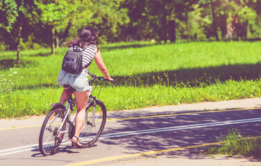 Obraz premium Cyclist ride on the bike path in the city Park 
