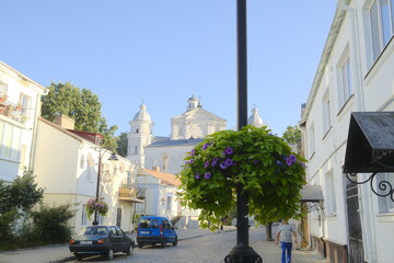 Obraz premium A quiet street scene with Monastery in the background.