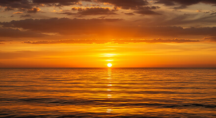 Obraz premium Golden Hour Serenity - A Breathtaking Sunset Over the Ocean.