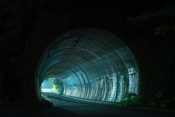 トンネルの中から見える景色