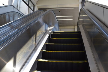 鉄道駅構内のエスカレーター