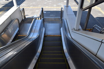 鉄道駅構内のエスカレーター