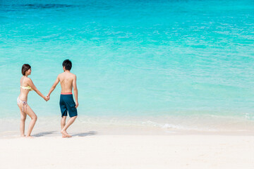 海　カップル　南国　海外旅行