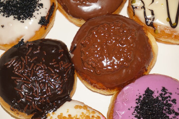 famous food, donut cakes with various flavors, chocolate, strawberry and mayonnaise are sweet and delicious and are liked by many people

