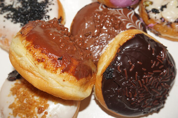 famous food, donut cakes with various flavors, chocolate, strawberry and mayonnaise are sweet and delicious and are liked by many people
