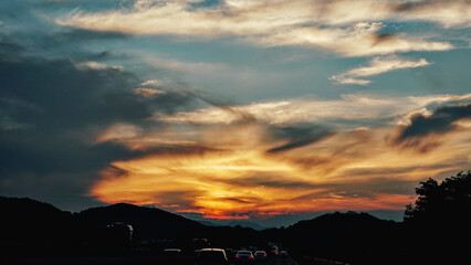 고속도로 불타는 석양