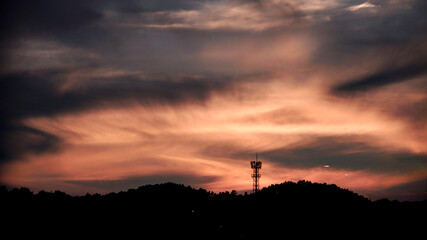 석양과 통신탑