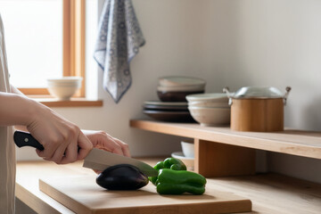 明るいキッチンで楽しむ、新鮮野菜のヘルシーな食卓準備