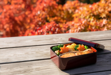 紅葉と和食弁当：秋の行楽を彩る贅沢なランチタイム