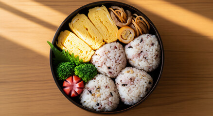 彩り豊かな手作りおにぎり弁当 - 陽光きらめく健康和食ランチ