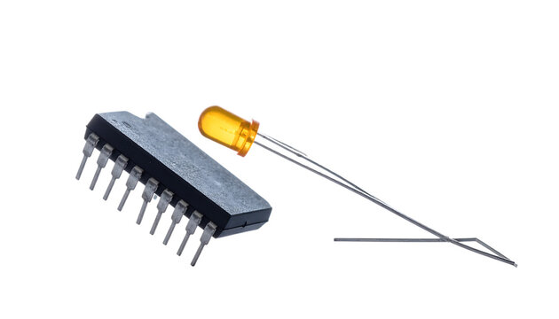 高輝度LEDチップとダイオード｜背景なし・透過PNG・コピースペース