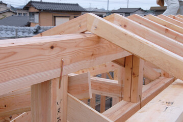 建築現場に設置された新築一戸建ての工事現場