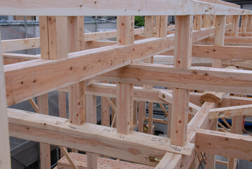 建築現場に設置された新築一戸建ての工事現場