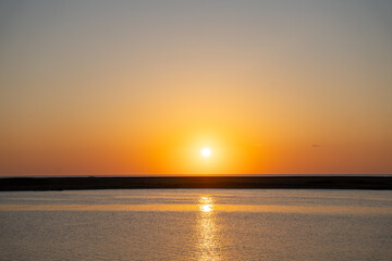 日本海に沈む夕陽と夕焼け空の風景